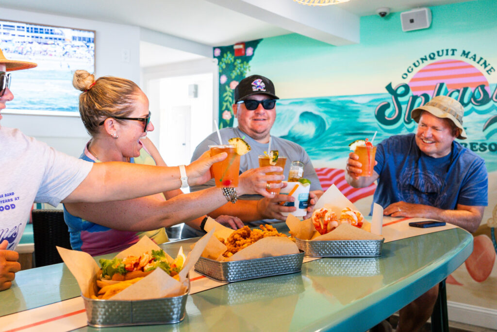 people cheers at the bar at splash